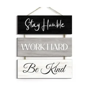 لافتة خشبية ملهمة للحائط من كريوات، مكونة من 3 قطع بعبارات محفزة تقول: 'Stay Humble, Work Hard, Be Kind. إضافة رائعة لديكور المكتب والمنزل، مصممة خصيصًا لرواد الأعمال وأماكن العمل ذات النمط الريفي