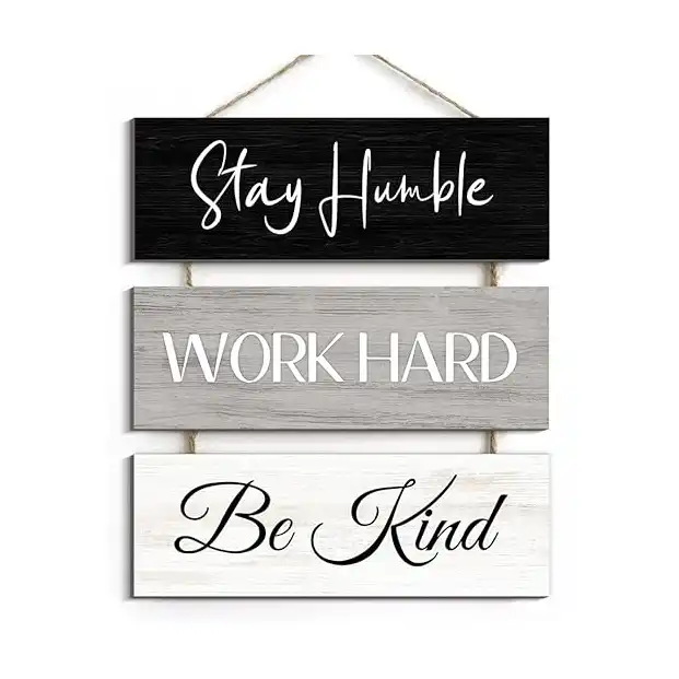 لافتة خشبية ملهمة للحائط من كريوات، مكونة من 3 قطع بعبارات محفزة تقول: 'Stay Humble, Work Hard, Be Kind. إضافة رائعة لديكور المكتب والمنزل، مصممة خصيصًا لرواد الأعمال وأماكن العمل ذات النمط الريفي