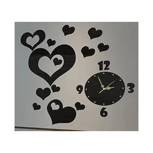 ساعة من يوسف ارت - عرض 120سم علي الحائط