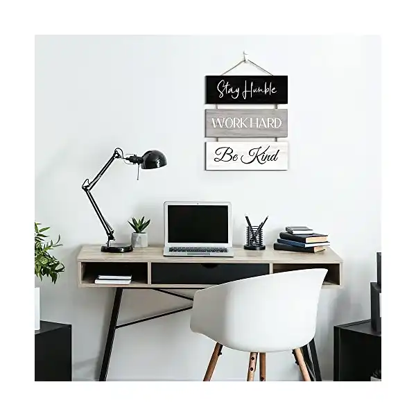 لافتة خشبية ملهمة للحائط من كريوات، مكونة من 3 قطع بعبارات محفزة تقول: 'Stay Humble, Work Hard, Be Kind. إضافة رائعة لديكور المكتب والمنزل، مصممة خصيصًا لرواد الأعمال وأماكن العمل ذات النمط الريفي - الصورة 3