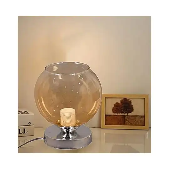 مصباح مكتب عصري بقاعدة معدنية بلون فضي و وزجاج شفاف بني